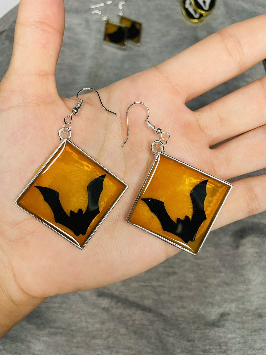 alexxattack's tweet photo. spooky earrings available🐈‍⬛🦇🎃 https://t.co/8phoSQn3Ka https://t.co/njfHKSAB2T