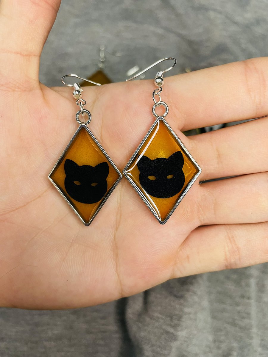 alexxattack's tweet photo. spooky earrings available🐈‍⬛🦇🎃 https://t.co/8phoSQn3Ka https://t.co/njfHKSAB2T