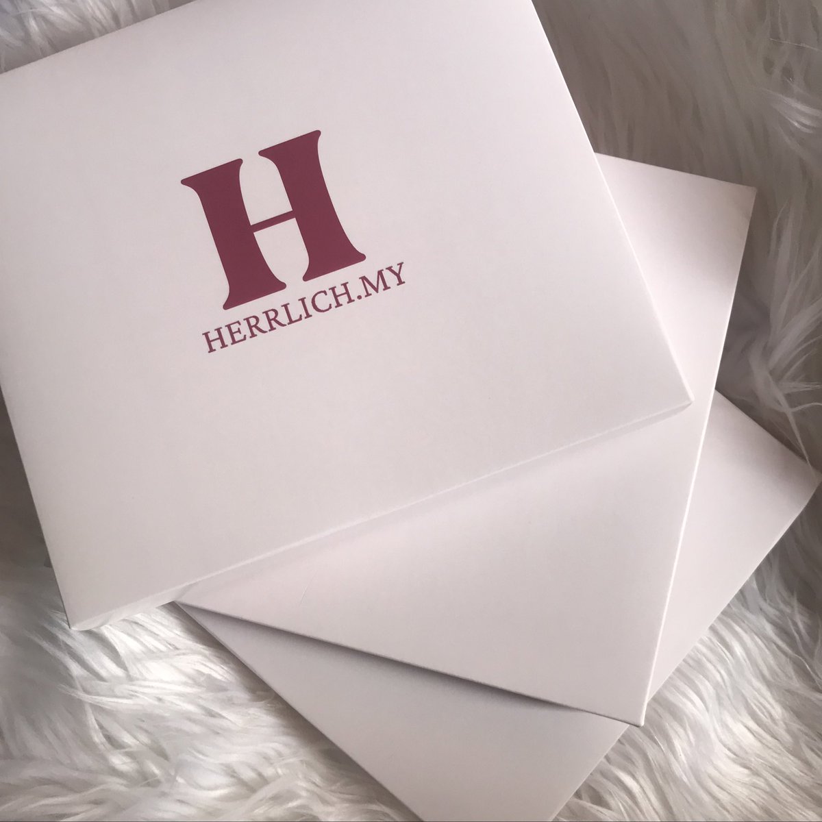 HerrlichMyHQ's tweet photo. Last monday, dapat whatsapp dari my ex schoolmate (lelaki) thru business number, dia nak order 3 Cayra Cotton Shawl untuk kawan dia. 

Kyra rasa mcm awww sweetnya sampai  😍 so as a gift kita bagi la sekali dengan exclusive box. 

Kalau korang suka tak dapat hadiah macam ni? https://t.co/xrvLjEjZpt