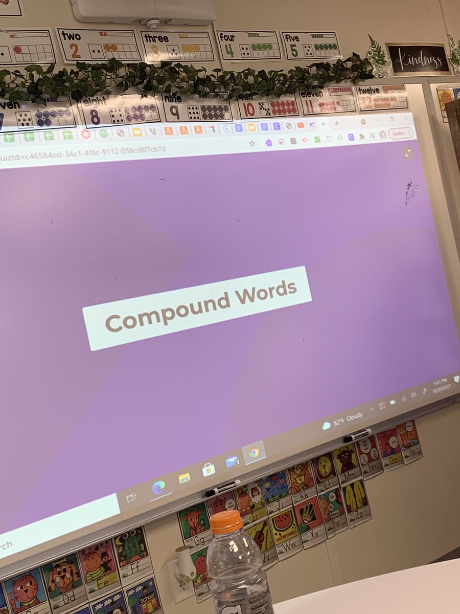stephkat16's tweet photo. Had a fun review day with my @lisdaceBBE group working on compound words!!! 👌🏻🎉 https://t.co/rBjmJojndE