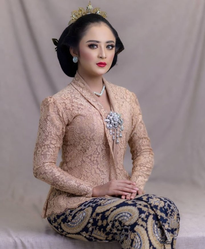 Sak ayu ayune wong wedok iku wong sing biso ndelikake ayu pasuryane, nduduhke ayu tatakramane iku sing biso di arani ayu sejatine🌹

Cantik perempuan yang sesungguhnya bukan hanya dari wajah, tapi dari perilaku, adab dan sopan santunnya🌹

Wilujeng Enjing🙏
Rahayu #PuspitaNagari