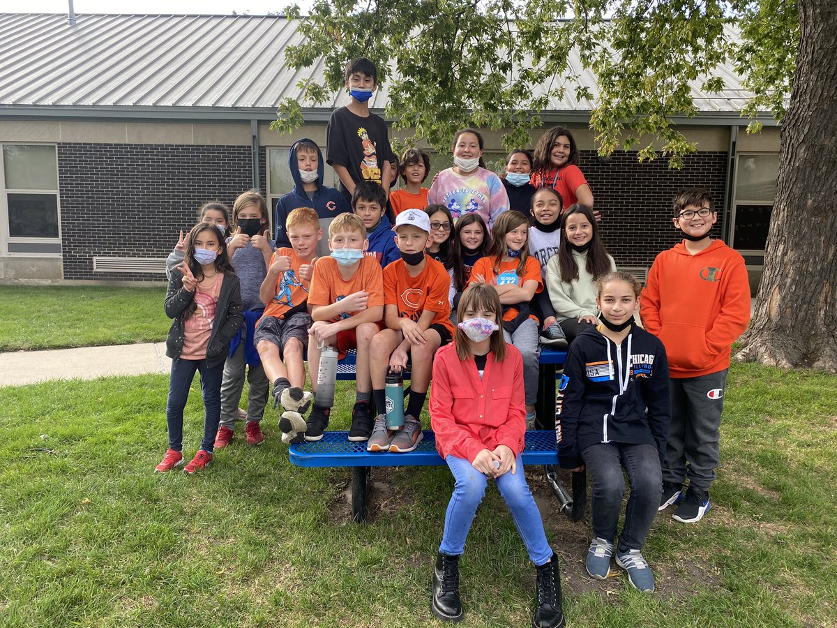 shannonmural's tweet photo. 5th grade working to unite against bullying! #d123unites #d123kol https://t.co/GEj4NhZLT6