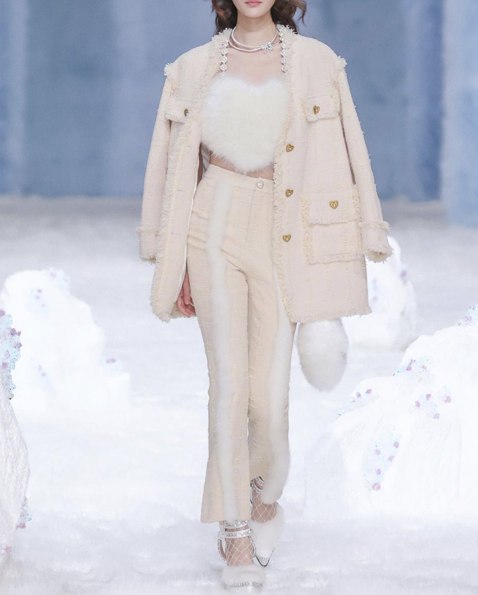 StreetFashion01's tweet photo. Ozlana SS22!🖤 https://t.co/v7Q5s1RgFz