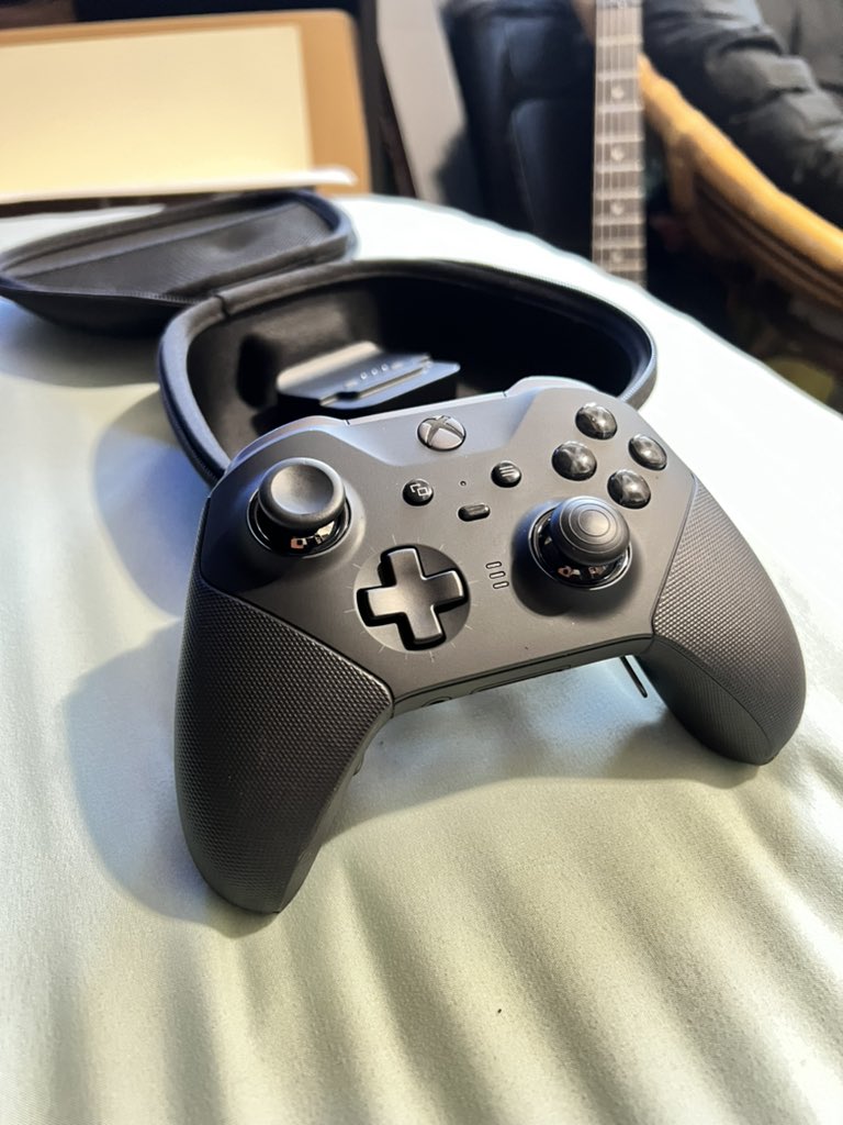 wolfsbaine_'s tweet photo. @ExtremeRate soft purple faceplate for this refurbished @xbox elite 2 controller, all work done by me, thank you @iFixit for all the tools necessary to do this
#xbox #XboxSeriesX #xboxcontroller #ifixit #extremerate #softpurple https://t.co/6qelHReJ7D