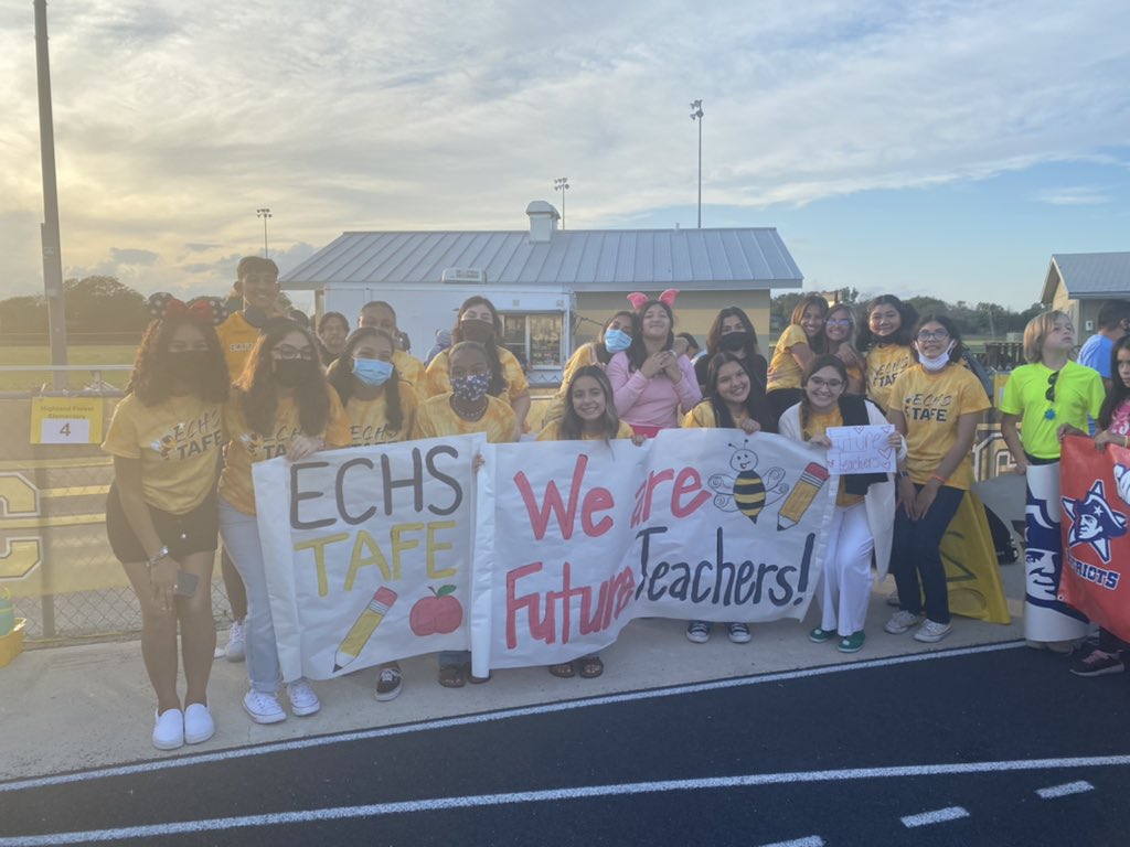mrsvechsfcs's tweet photo. We are ready to cheer on our HORNETS 🐝 for the homecoming parade! #futureteachers @ECHShornets @ECISDtweets https://t.co/o291gtjUrZ