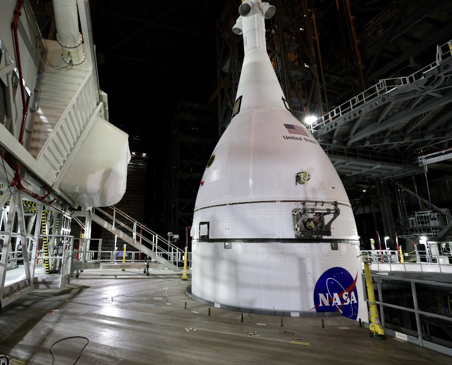 NASAKennedy's tweet photo. ⚠️ @NASA_Orion has been lowered on top of @NASA_SLS! Teams are now working to fully secure the spacecraft to the rocket.

This operation will take several hours to make sure Orion is securely in place: https://t.co/Yn0Duht0Fy https://t.co/5W37K4MxPa