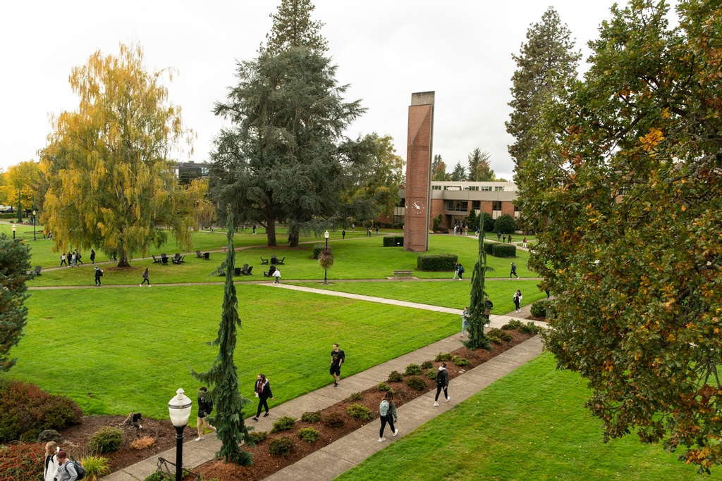 georgefox's tweet photo. Can you picture yourself here? 

Our early action application deadline is Nov. 1, so if you’re considering George Fox, now is the time to apply! It’s free and it takes less than 15 minutes to complete. 

➡️ Learn more and apply: https://t.co/jq0Pr8rOeK https://t.co/vnCvOeBlXn