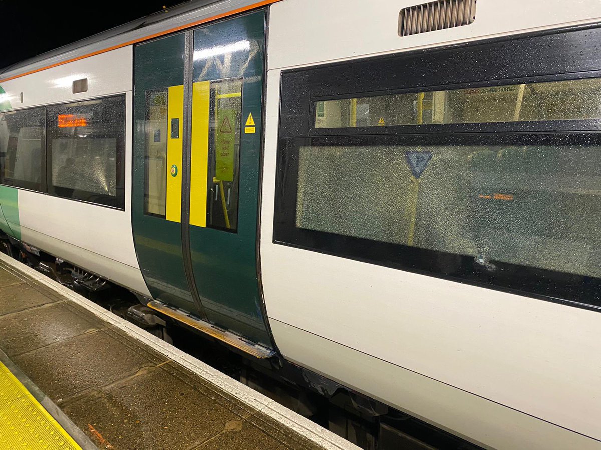 RPrater1's tweet photo. @SouthernRailUK  - 21:30 arriving at Haywards Heath after the train went through what sounded like a landslide 🤦🏼‍♀️ 20:24 from Lon Vic tonight 🌧🌧#trainjourney #homesafe #winterishere #staysafe https://t.co/0H40S5iBKn