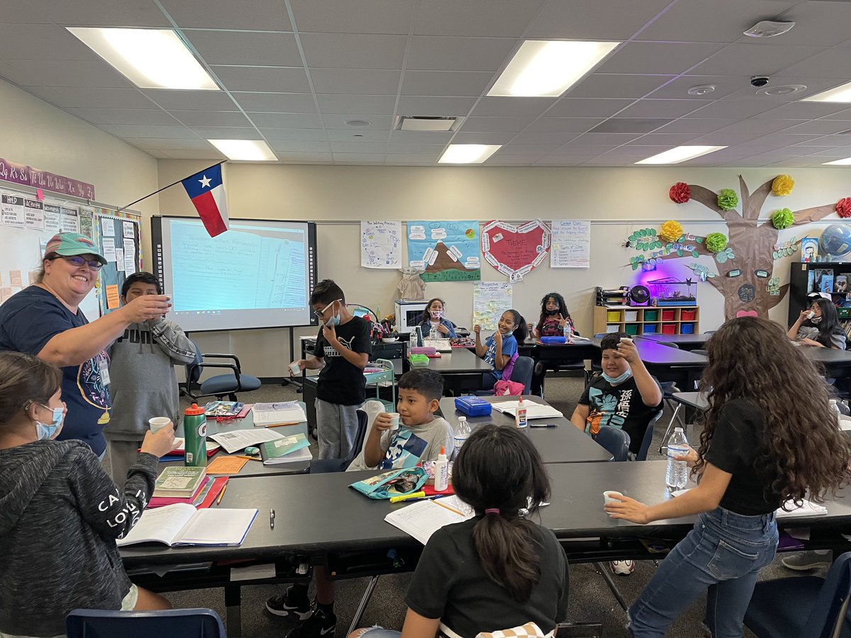 kimrich01's tweet photo. It’s a great day for a Houston Tea Party. Cheers to the colonists, down with taxes! @BernshausenKISD @KleinSocStudies https://t.co/2MRcNlFzjT