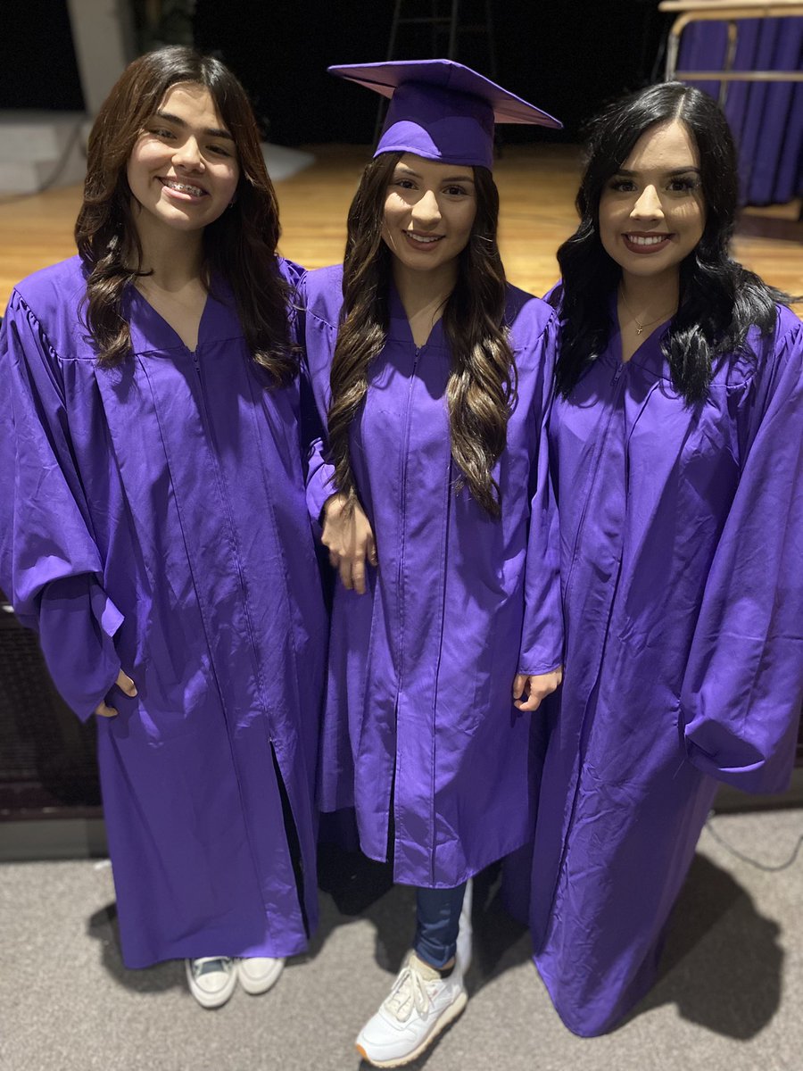 pecoshigh2022's tweet photo. Senior retakes 2️⃣2️⃣📸 https://t.co/5034tagieZ