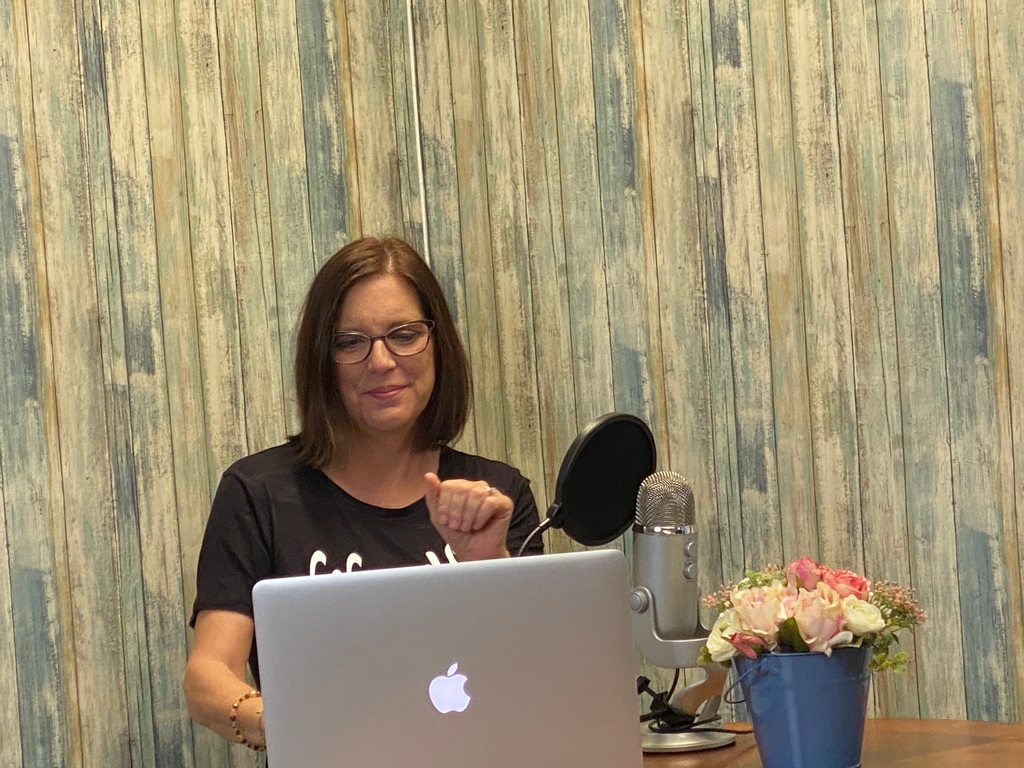 cocreatelexsc's tweet photo. We laughed and laughed Friday during a mini-photo session with Bing Photography and @thequeencoin. Having several backgrounds &amp; mounted box lights in the content creation room made it so easy.

#lexingtonsc #colasc #coworking #irmosc #cocreatelife #femaleentrepreneurs https://t.co/EiqgamEVtI