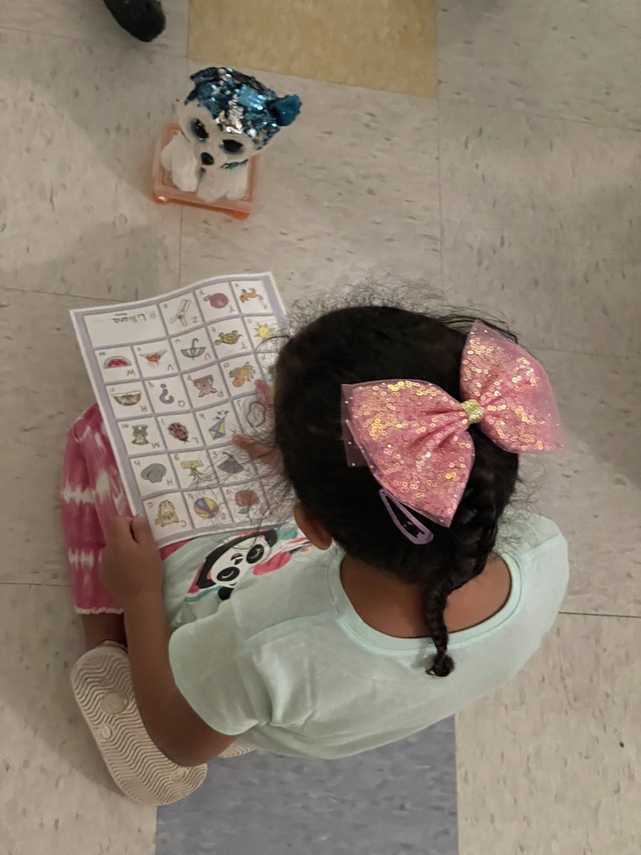 absmith_cses's tweet photo. Word scientists teaching our friends in ABC school all we know about the alphabet! 🔬
#lesK #lex1literacy #Puos #wordscientists https://t.co/U3zj5IvGyH