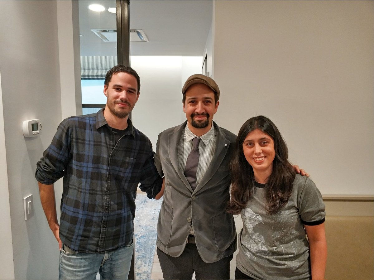 Ayer conocimos a <a href="/Lin_Manuel/">Lin-Manuel Miranda</a>, <a href="/Vegalteno/">Luis A. Miranda, Jr.</a> y familia. Hablamos de Evita, de las manos de Perón (? y les regalamos alfajores. All in all, 5* excelente servicio.