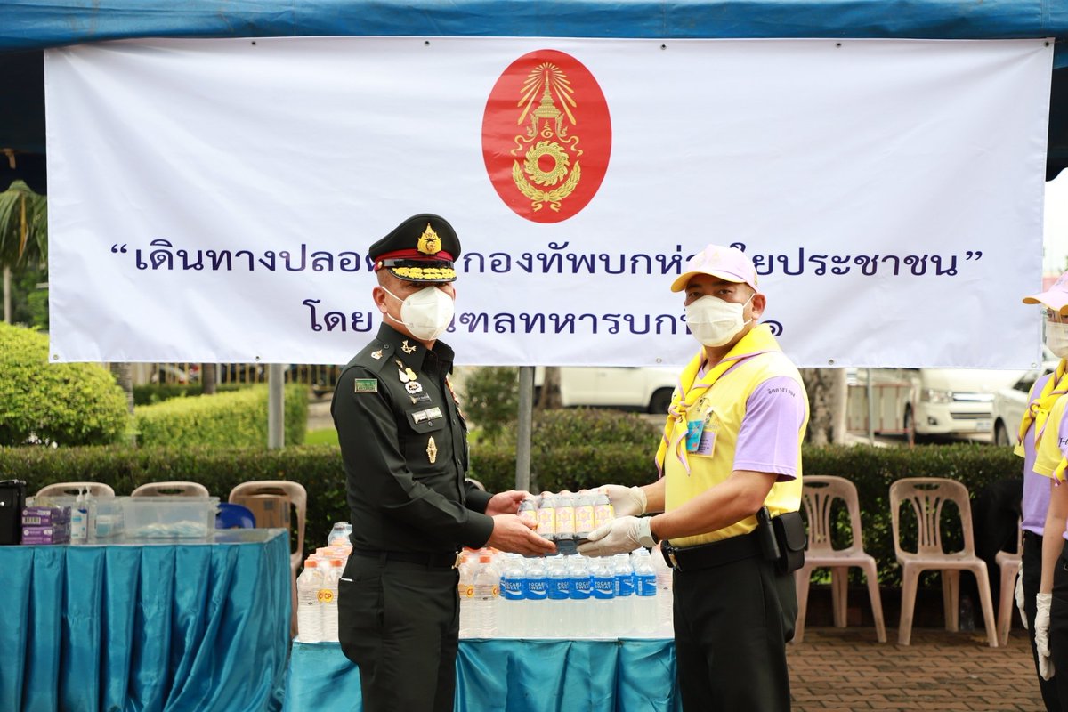 1st_Army_Area's tweet photo. พล.ท.สุขสรรค์ หนองบัวล่าง มทภ.1 และคณะ ได้เดินทางไปติดตามสถานการณ์การเดินทางด้วยระบบขนส่งสาธารณะ และตรวจเยี่ยมศูนย์ควบคุมการจราจรของรถโดยสาร  รวมทั้งตรวจเยี่ยมให้กำลังใจเจ้าหน้าที่
 ณ สถานีขนส่งกรุงเทพ (หมอชิต)  แขวงจตุจักร เขตจตุจักร กรุงเทพมหานคร https://t.co/S38l75bFTo