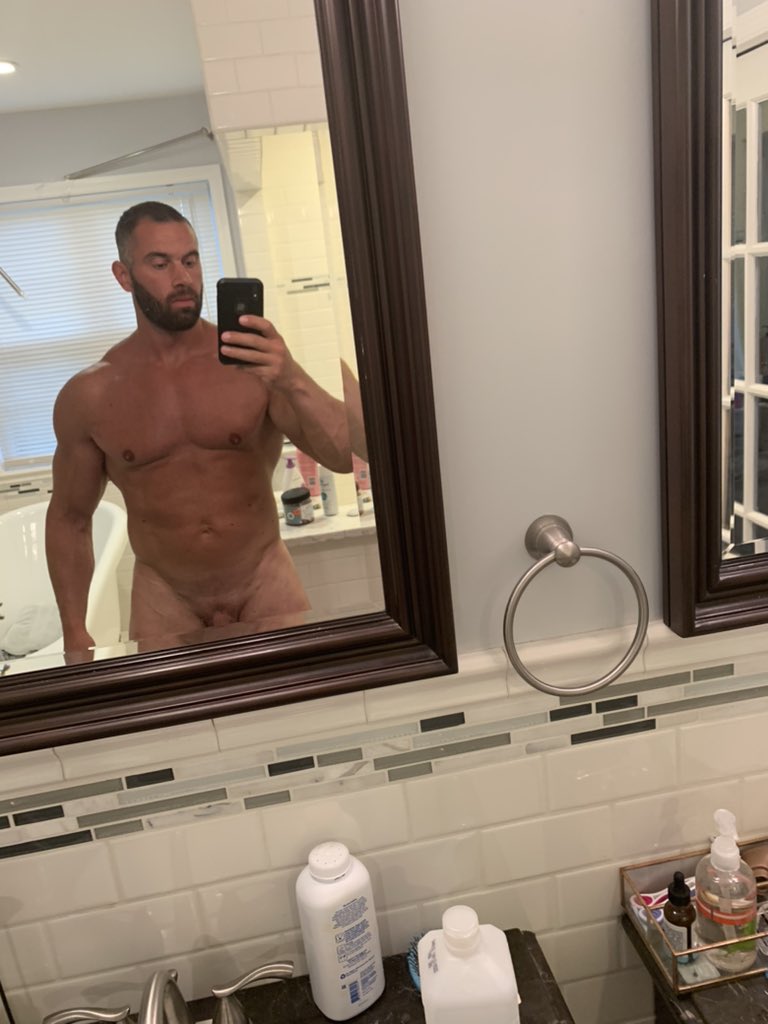 I’m back and harder than ever ! Do you like hard conditioned muscle? If so check me out on only fans at: bigmaxxxmuscle                                        Gona start posting content there regularly. Stay tuned. #onlyfans #muscleworship #muscle #gay