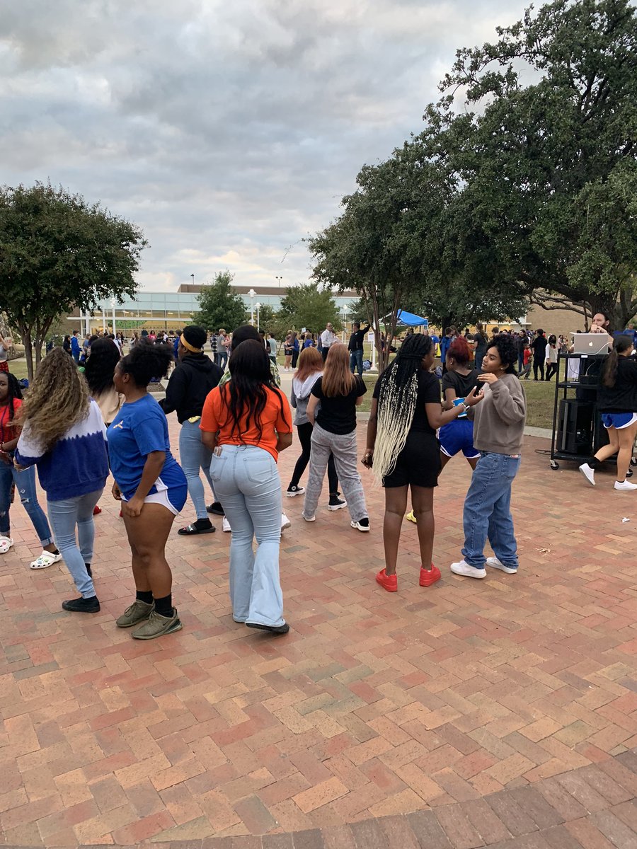 boswellhs's tweet image. Pioneers, friends, and family having a blast at our HOCO Carnival!!! #PioneerPride @BOS_STUCO1 #BOSHOCO2021 #LivingALegacy #