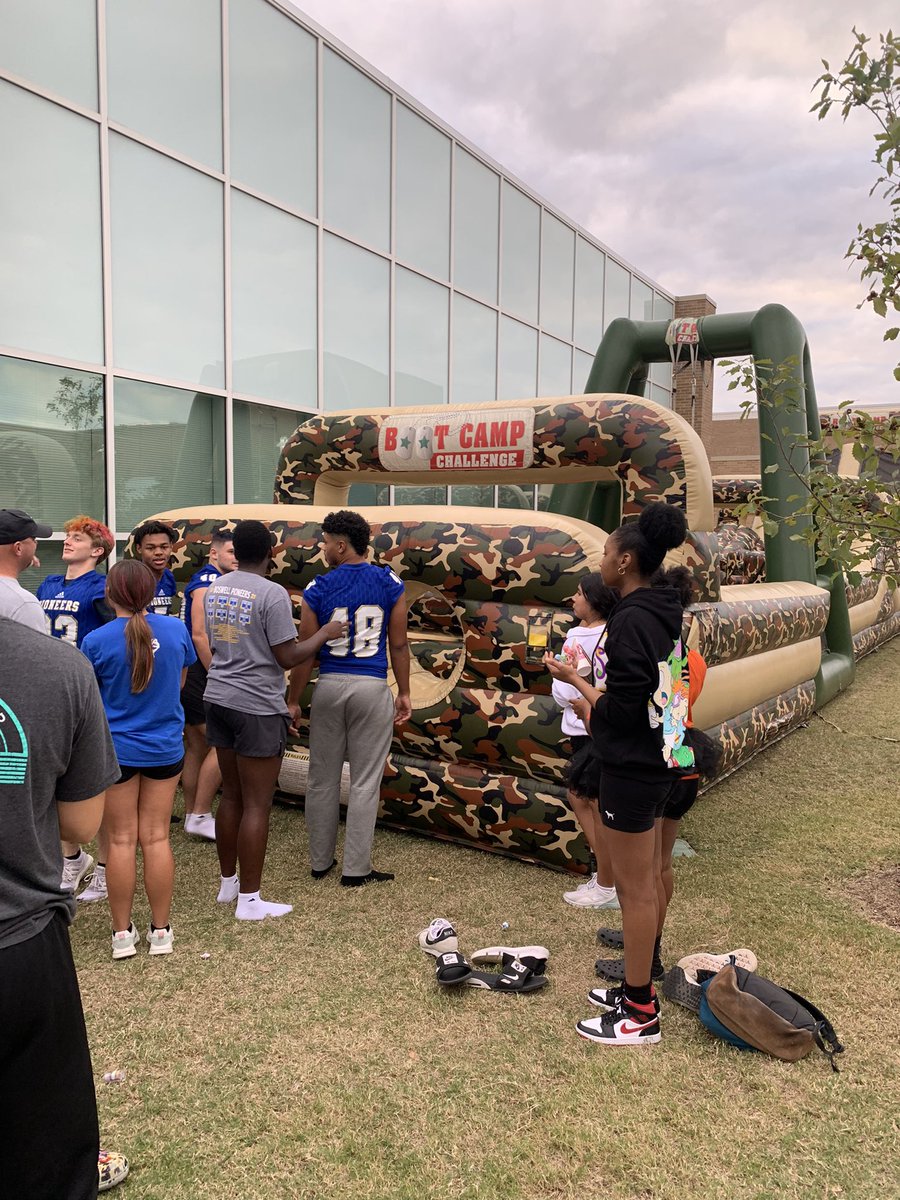 boswellhs's tweet image. Pioneers, friends, and family having a blast at our HOCO Carnival!!! #PioneerPride @BOS_STUCO1 #BOSHOCO2021 #LivingALegacy #