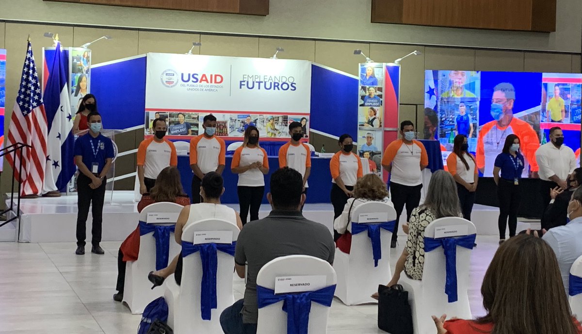 CCICHN's tweet photo. El Pdte de la @CCICHN @efacusse y la Directora @MaritzaSotoLara asistieron al evento de clausura del Proyecto @EmpleandoFuturo y agradecieron a la Directora de @USAIDHonduras Janina Jaruzelski y a su equipo por el gran trabajo en beneficio de la juventud y las Mipymes hondureñas. https://t.co/gi7lZA0yk6