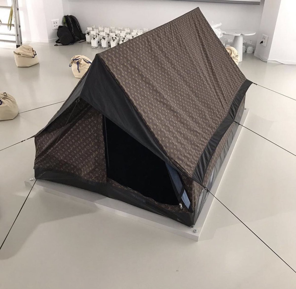 StreetFashion01's tweet photo. Louis Vuitton Tent🖤 https://t.co/0Lmffwr5rJ