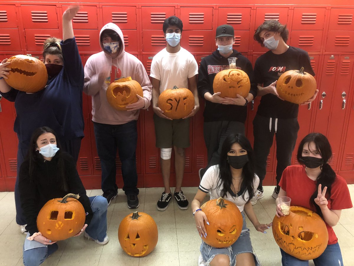 JillMacGraham's tweet photo. Pumpkin carving night never disappoints!! @simon_youth @cwalton24 @LaurenVigneau https://t.co/MW1t9PzjLm