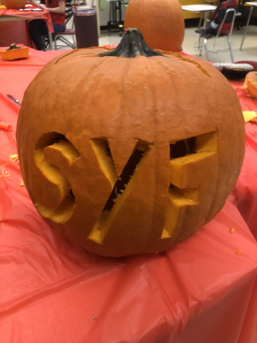 JillMacGraham's tweet photo. Pumpkin carving night never disappoints!! @simon_youth @cwalton24 @LaurenVigneau https://t.co/MW1t9PzjLm