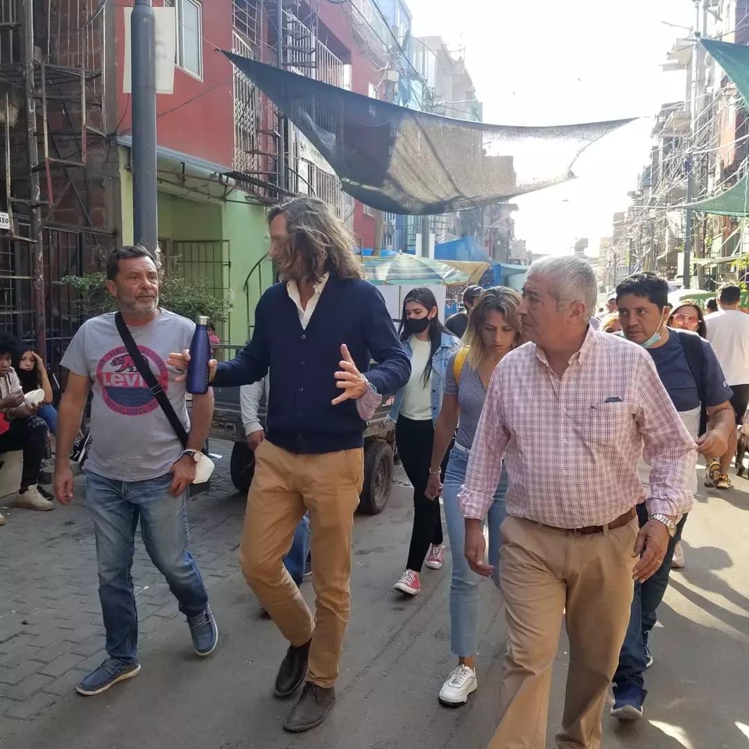 AKarakachoff's tweet photo. Hoy acompañamos a nuestros amigos de "La Florentina" del #Barrio31 , en un recorrido que realizamos junto a nuestro candidato a Legislador @gustavoamola 
Luego dialogamos con vecinos y militantes!!!

¡Gracias @nvardnazaryanba por invitarnos! 

#Comuna1 #37AñosDeHistoria https://t.co/DWjdMwSeNM
