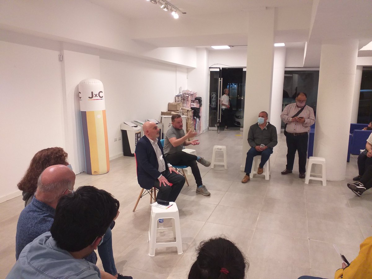 alejandrojg's tweet image. Con @EstebanBalquinT hablando con vecinos de @bacomuna2. #JuntosLogramosMas