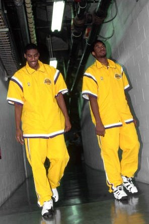 Happy Birthday to Eddie Jones.

Seen here walking the tunnels of the Great Western Forum with Kobe Bryant. (1998) 