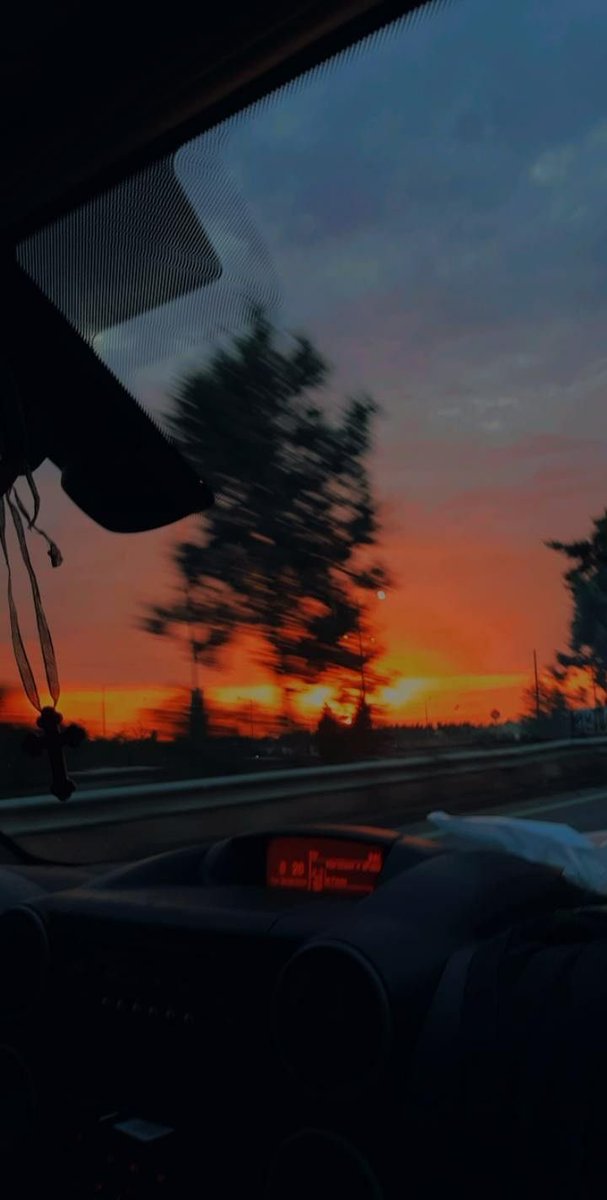 🌙 ─ Te dedico los últimos rayos de Sol del día, espero que pronto podamos ver el atardecer juntos. 
La grabación terminó más temprano, el camino a casa será un poco largo.
      ─────────────
 ❨ #animetwt ;; #anitwt ;; #hqrp❩
                    ¿  ↻ + ♡  ?