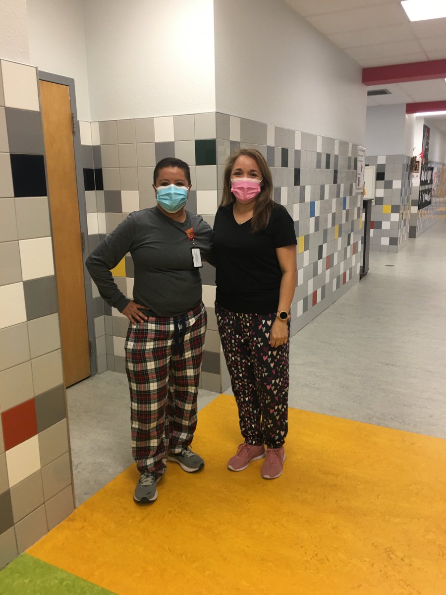 MveLibrary's tweet image. Pijama Day at the bookfair!#weareclintisd