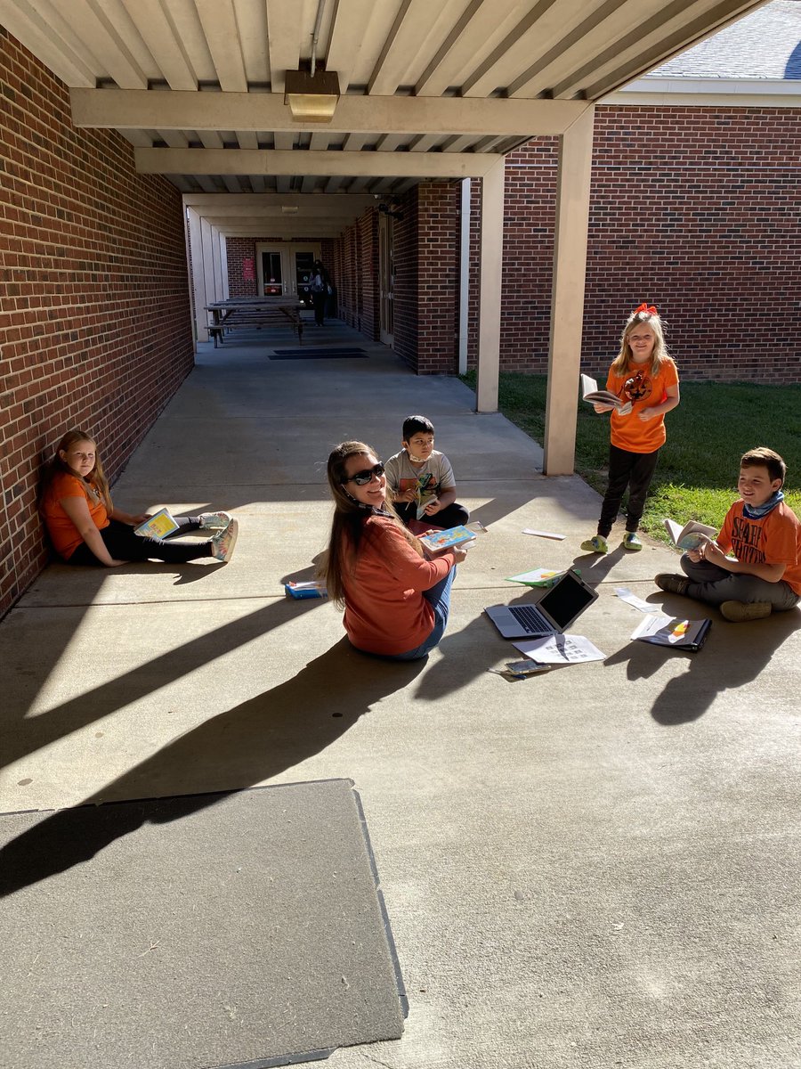 dowdyamy's tweet image. Great day for enjoying a good book and the sunshine! #theheartofccs ⁦@DrCarlaNeal⁩  ⁦@BENPanthers⁩