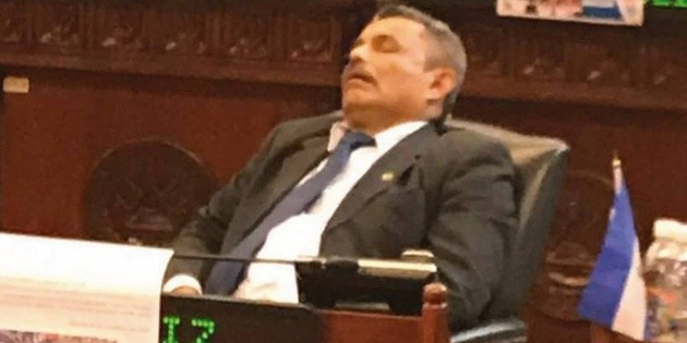 QuitoArmado's tweet photo. Los que antes criticaban esto ||| Hoy aplueden esto. https://t.co/Tw6Q1j5Jb1
