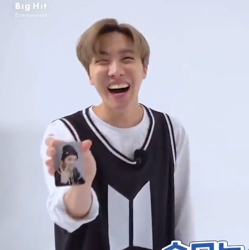 jhoprs's tweet photo. a reação dos sope quando viram que pegaram cards um do outro 🥺 https://t.co/zo1cUFCSaL
