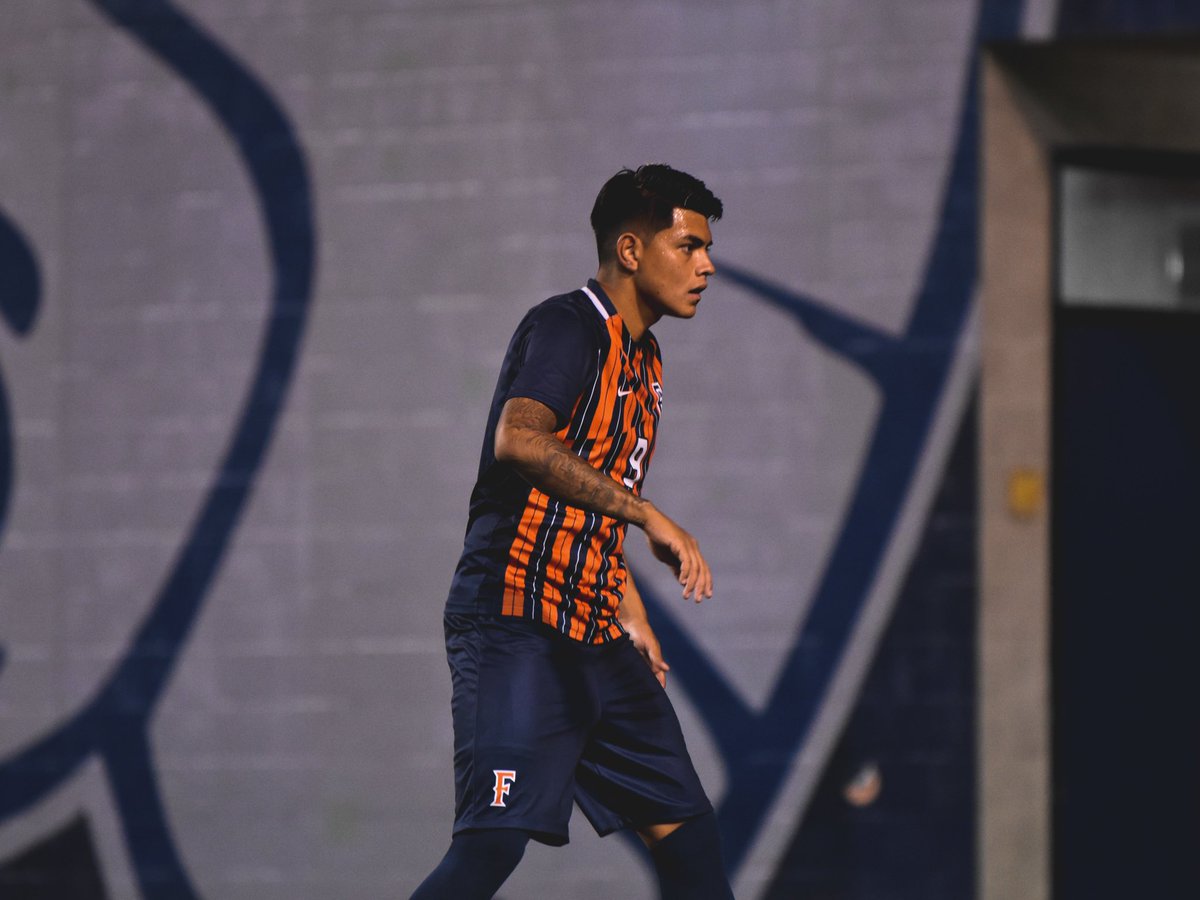 FullertonTitans's tweet photo. Don’t miss Senior Night next week! The first 1,000 fans at each game will receive FREE thundersticks! #TusksUp 

⚽️ Oct. 28th: @fullertonwsoc vs CSUN at 7PM
⚽️ Oct. 30th: @fullertonmsoc vs UCI at 7PM
🎟 https://t.co/oE7DizgK8r https://t.co/ZBavjcVnnE