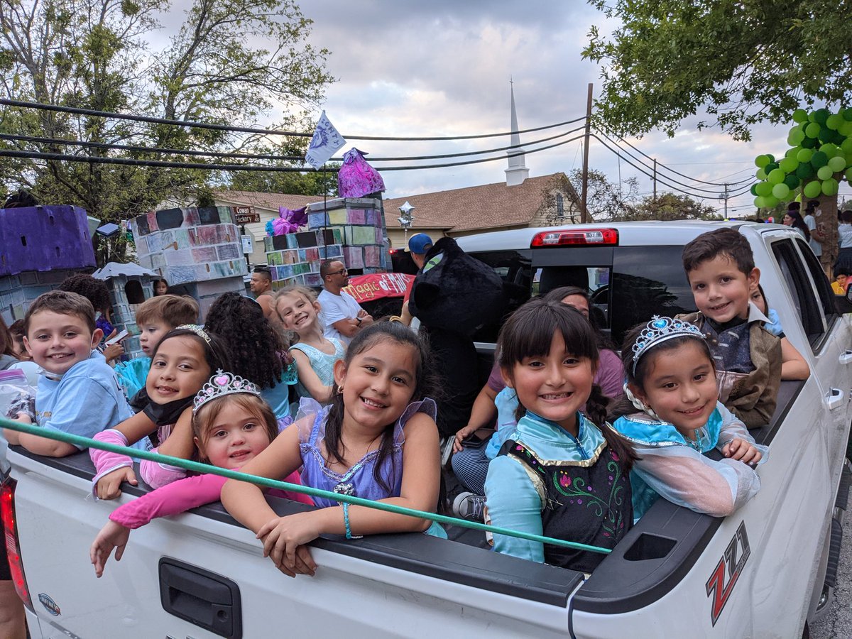 KatlinSnodgrass's tweet photo. Parkway Elementary's fantastic parade float is ready to go! @LewisvilleHS @ParkwayES https://t.co/Gq18ZRmnpl