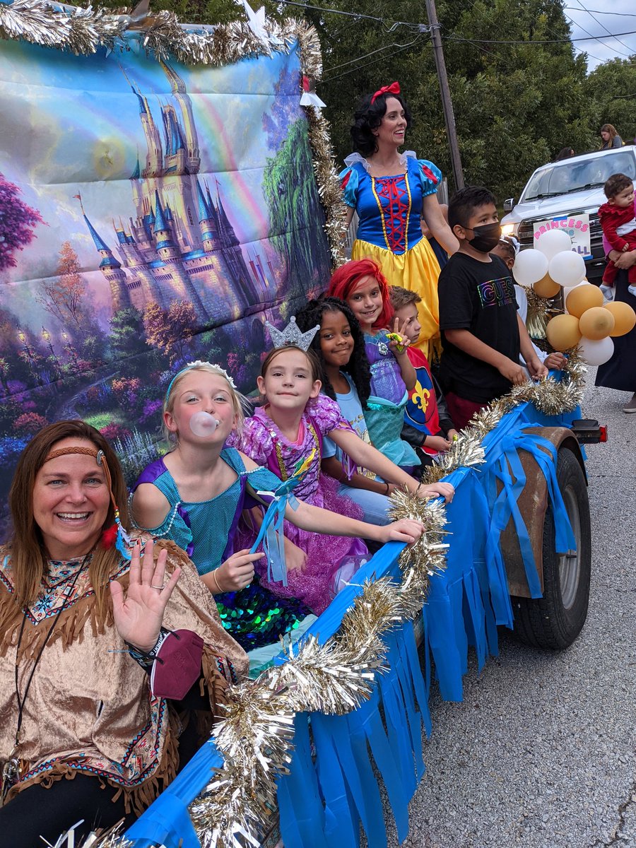 KatlinSnodgrass's tweet photo. Parkway Elementary's fantastic parade float is ready to go! @LewisvilleHS @ParkwayES https://t.co/Gq18ZRmnpl