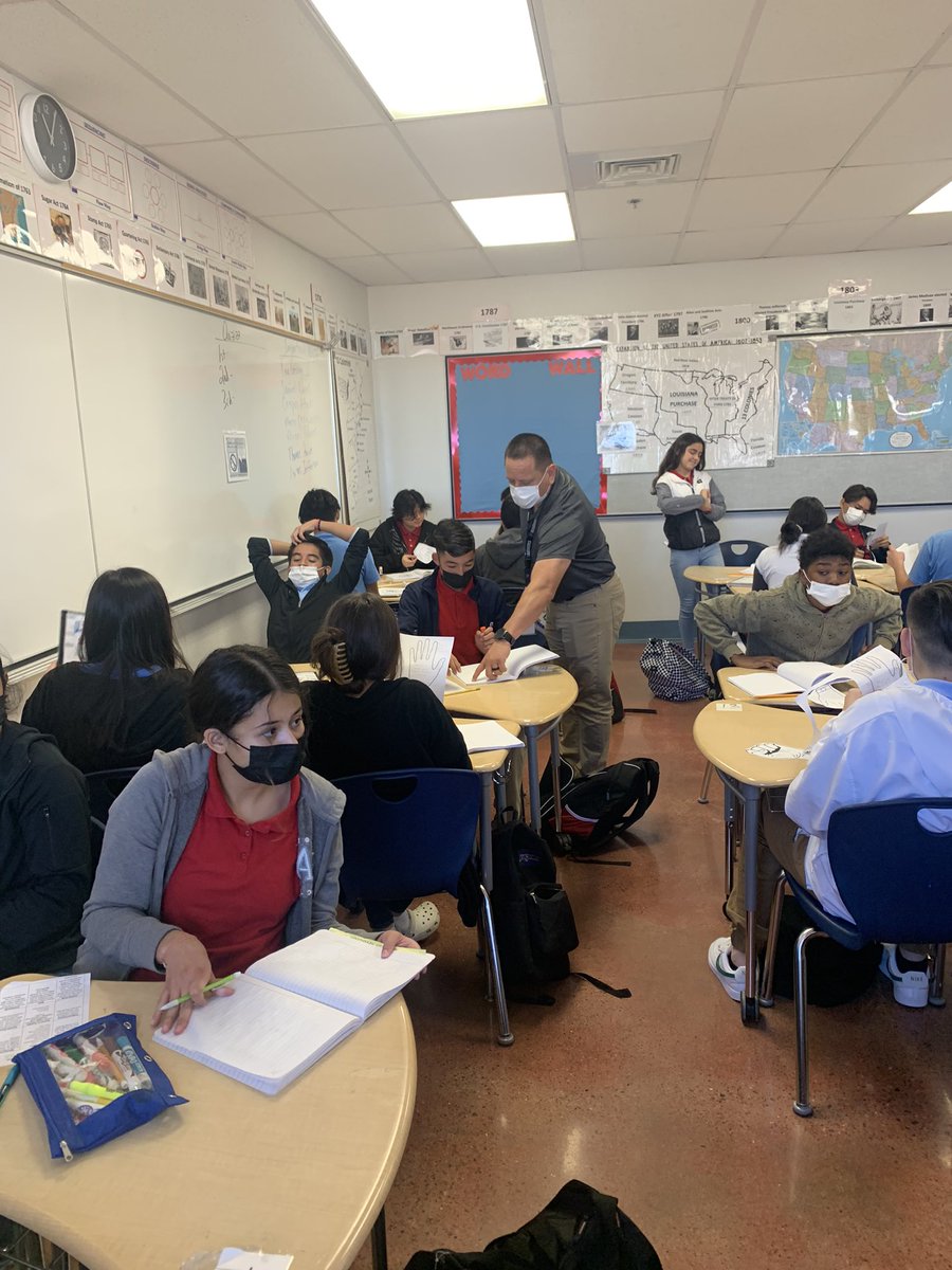 BulldogBulleti5's tweet image. 📓🙌🏽 @JReyes_SMS welcomes back our @Socorro_Middle Bulldogs with a Talk &amp;amp; Learn! Bulldogs use their focused notes to recap their learning! #BolderBiggerBetter #FunFive 📓🙌🏽