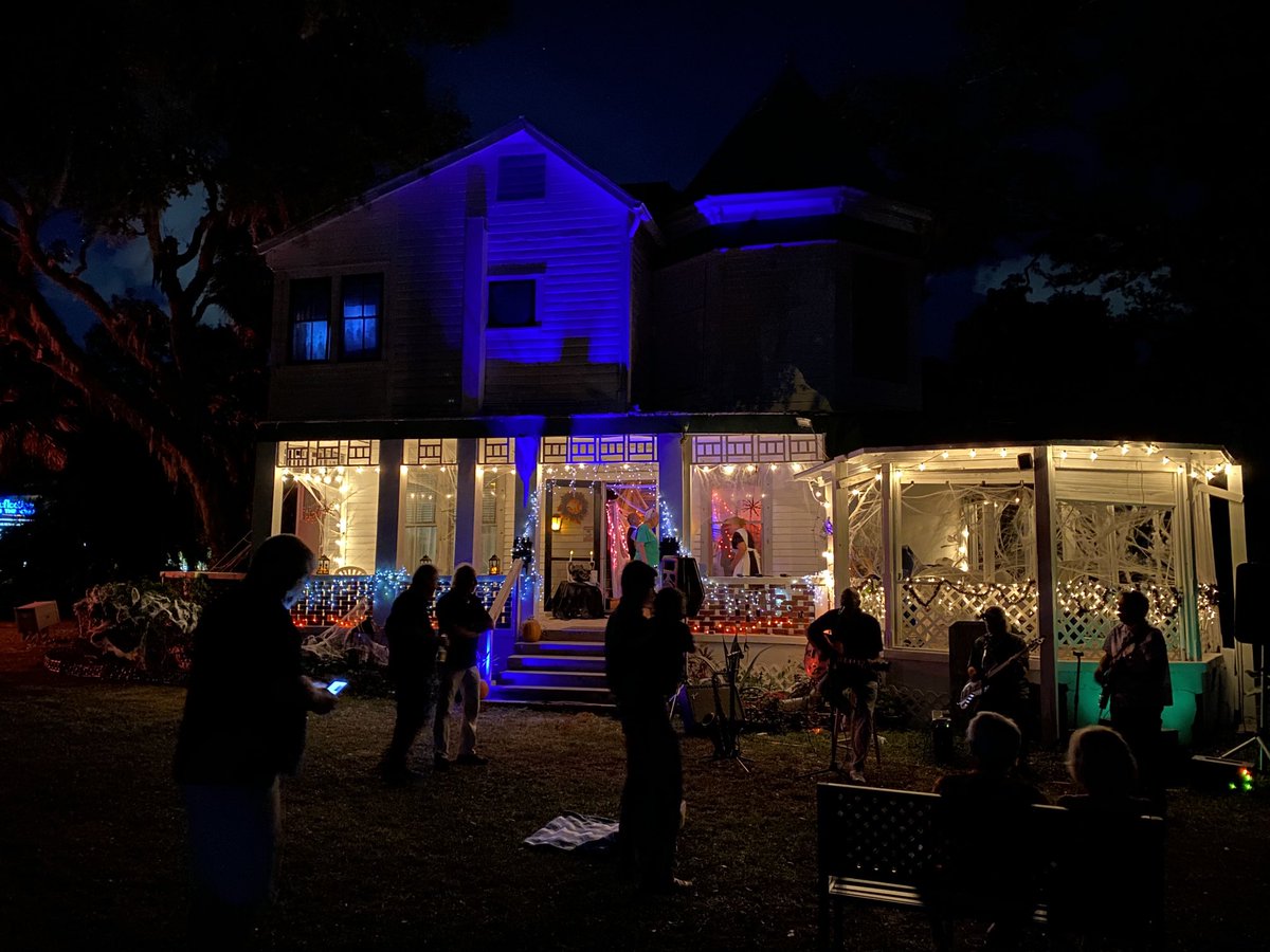 DrHeidiHat's tweet photo. Gorgeous night for a @WFIT895FM Broadcast Boosters event at Green Gables. Friends, food, fun and great music from Buck Barefoot! Thanks #WFIT ! https://t.co/0XCkfsvBNo