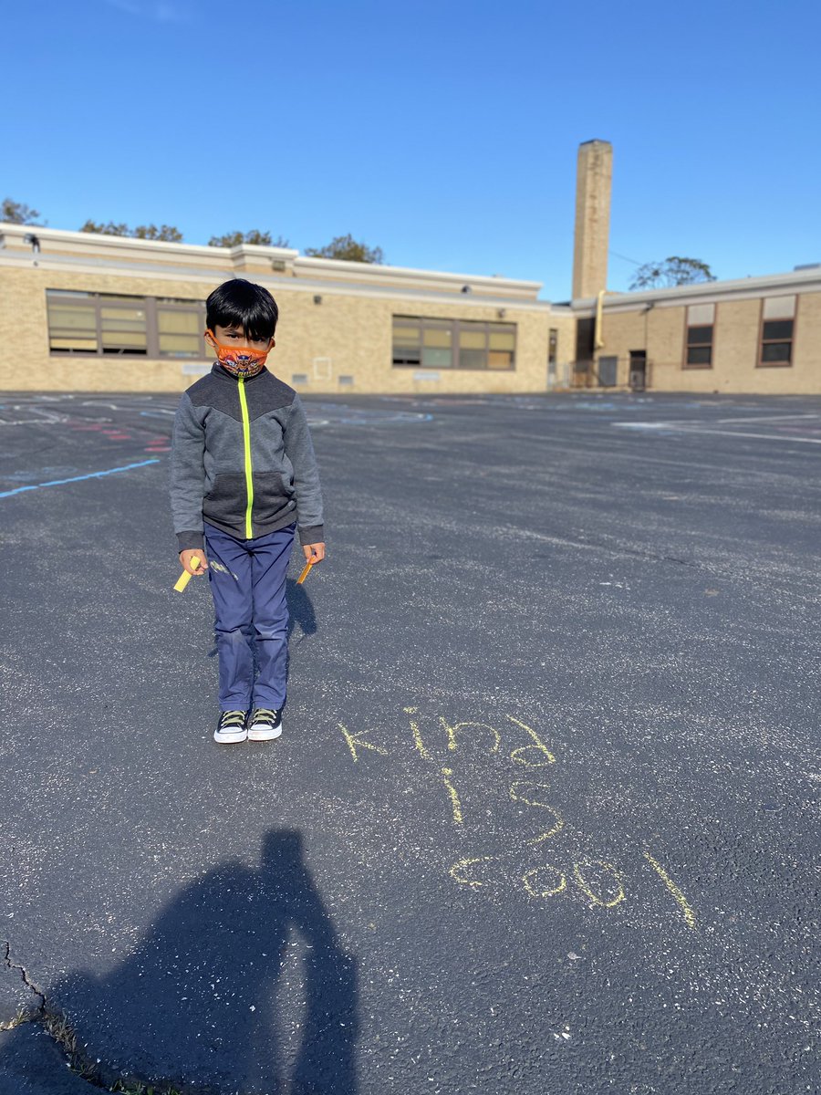 Kindergartners write motivating words around <a href="/ValleyStreamWLB/">William L. Buck School</a> 🧡 #UnityDay2021 <a href="/MrsGaddy1/">Mrs. Gaddy 💕💚</a> <a href="/KerriPieper/">Kerri Pieper</a> @MrsRitterband <a href="/VS24District/">Valley Stream 24 School District</a> #LookForTheAwesome