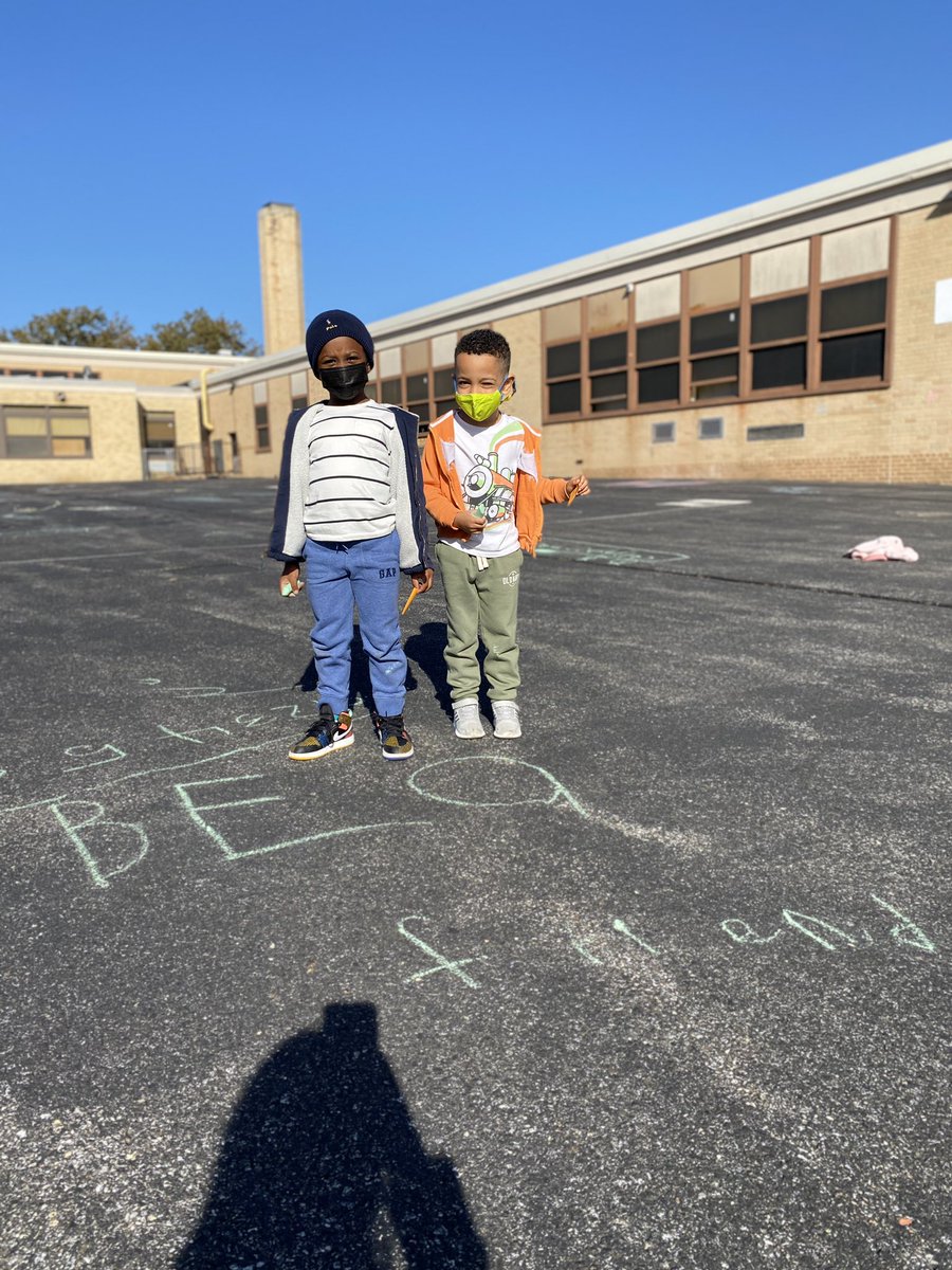 Ms_Sloboda's tweet photo. Kindergartners write motivating words around @ValleyStreamWLB 🧡 #UnityDay2021 @MrsGaddy1 @KerriPieper @MrsRitterband @VS24District #LookForTheAwesome https://t.co/mAQ9Yyk22M