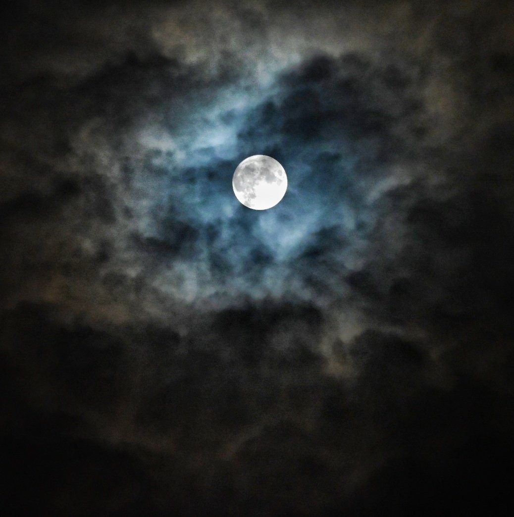 cnikonshooter's tweet photo. The difference in 24 hours from a beautiful dry night to a downpour. Glad I got convinced to step out and snap the moon last night
#lunarphotography #shootthemoon #snapthemoon #nikon #nikonphotography #nikonphoto #nikonz50 #sigmalens https://t.co/gcV82hOvCl