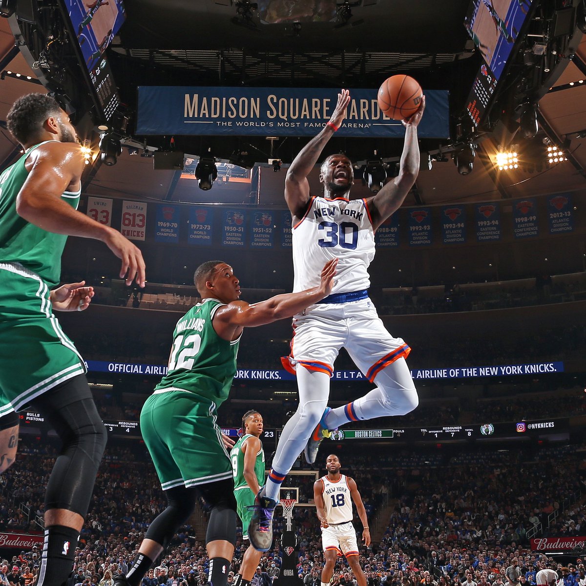 NBA's tweet image. JAYLEN x JULIUS DUEL 🍿 

25 for Brown
22 for Randle

BOS 58, NYK 54 at the half on ESPN