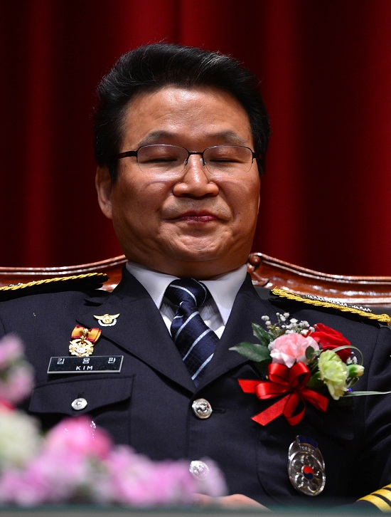 #김용판이 국감에서 이재명의 ‘#조폭_유착설’

을 유포한 가운데 자금책으로 지목된 #이준석

전 코마트레이드 대표

이준석측은 19일 김용판과 장영하 변호인, 구치소에

수감 중인 박철민 등 3명을 명예훼손 혐의로 고소

장 변호인과 박씨의 경우 정보통신망법상 명예훼손

혐의도 고소장에 포함👀