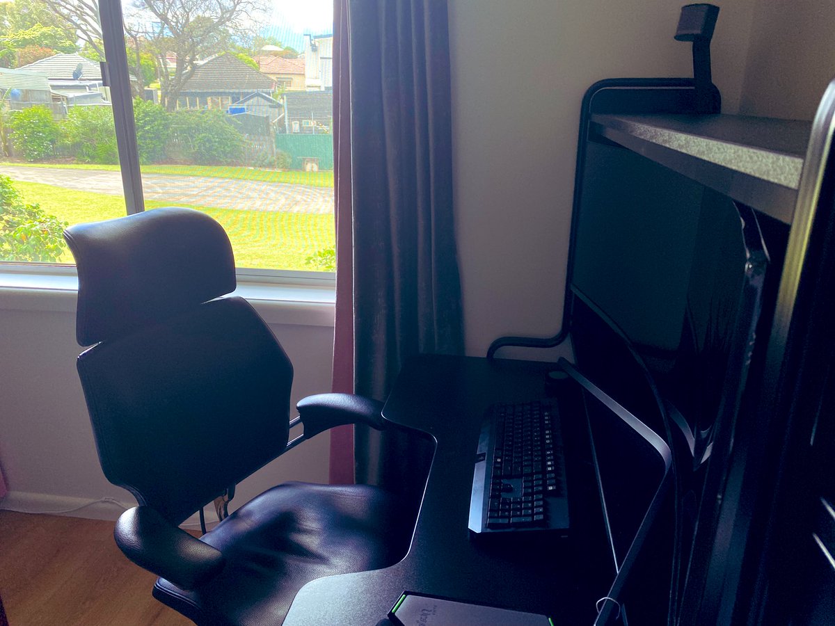 Lioh_R's tweet photo. New chair arrived. Humanscale Freedom https://t.co/oauXWOVAQO