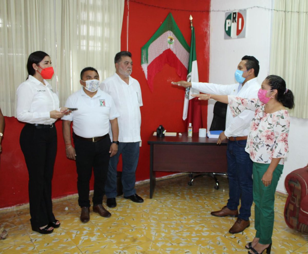 Tomé protesta al Presidente y Secretaria General entrantes del Comité Municipal del #PRI en Felipe Carrillo Puerto, José Alberto Chan Nahuaty y Oyuki Medina Novelo. Felicidades por su nueva encomienda.

#Revolucionarios