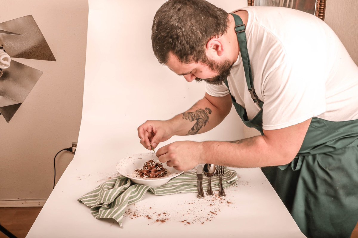 Chilegast's tweet photo. ¡#Feliz #DíaInternacionaldelChef ! Saludamos a todas y a todos quienes son parte de nuestra #comunidad con mucho cariño y agradecemos todo lo qué entregan. #Chefs #cocina #gastronomía #gastronomíachilena #saludo #chef #chefchile #chile https://t.co/ZjTl2H7Kuf