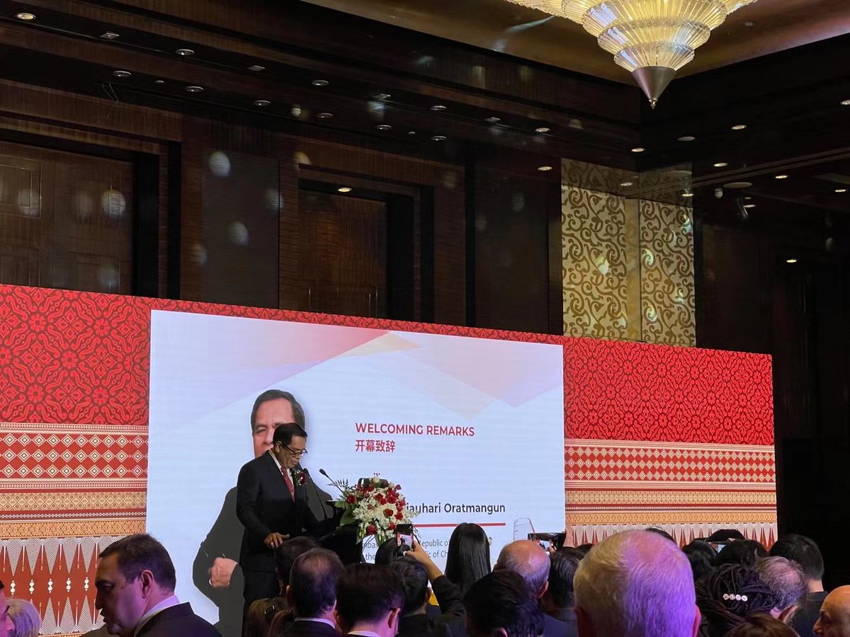 A memorable night celebrating the 76th anniversary of the Independence Day of the Republic of #Indonesia that CCG President Dr. <a href="/HuiyaoWang/">Henry Huiyao WANG 王辉耀</a> was invited to.  
<a href="/KBRI_Beijing/">KBRI BEIJING</a>