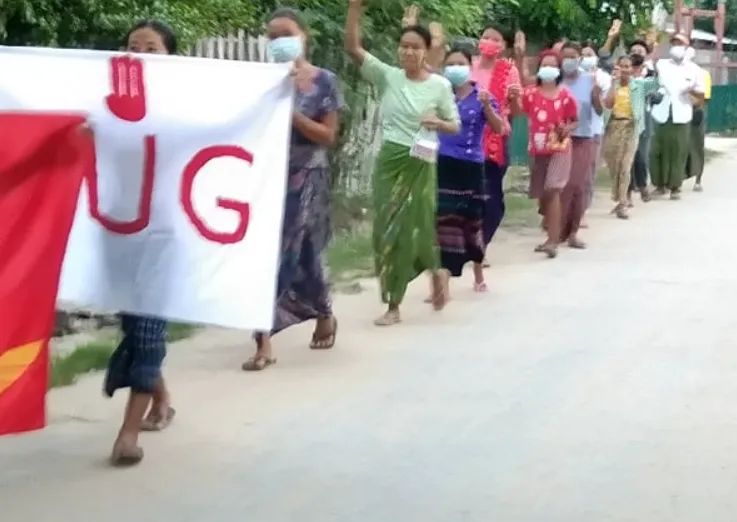 WeMustWin01's tweet photo. Residents from a village in Saging’s #ShweBo Tsp held a protest in support of @NUGMyanmar and against of Military Dictatorship on Oct21.
#CandleStrike #Oct21Coup  
#WhatsHappeningInMyanmar https://t.co/lRlWnP3X7U