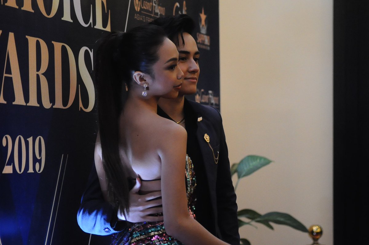 smithchasers's tweet photo. huy . aminin nyo ? namiss nyo makita ang kamay ni edward nakapulupot sa bewang ni maymay? 
hahahha .

isang libo libong kilig ang dulot nyan sa atin hahaha.

awe  kamiss uy..

#RAWRAwards2021 | #RAWRMayWard 
#MayWard 
@maymayentrata07
@Barber_Edward_ https://t.co/87DeehSDx1