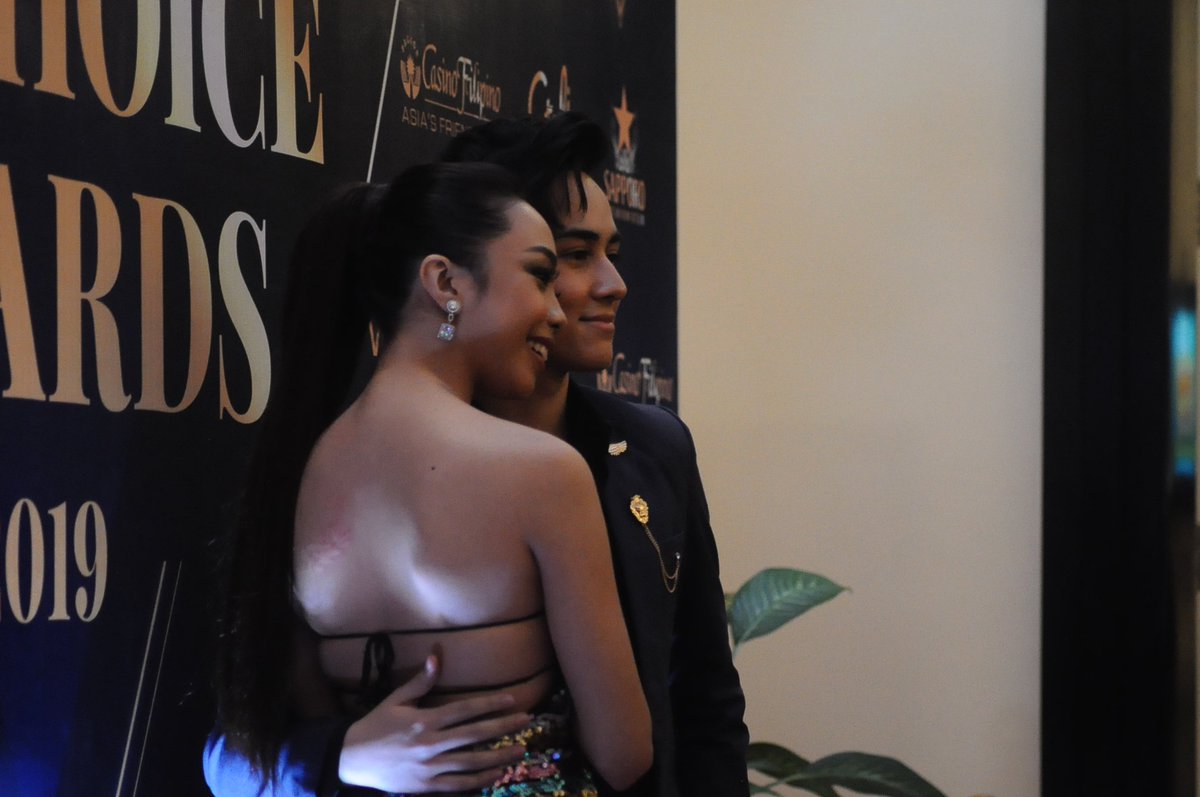 smithchasers's tweet photo. huy . aminin nyo ? namiss nyo makita ang kamay ni edward nakapulupot sa bewang ni maymay? 
hahahha .

isang libo libong kilig ang dulot nyan sa atin hahaha.

awe  kamiss uy..

#RAWRAwards2021 | #RAWRMayWard 
#MayWard 
@maymayentrata07
@Barber_Edward_ https://t.co/87DeehSDx1